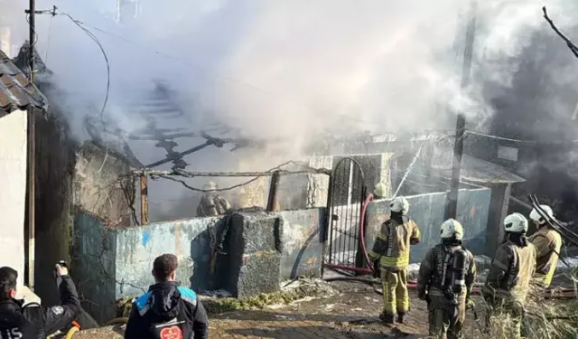 Beyoğlu’nda Gecekondu Yangını: Mahalleli Baba ve 2 Çocuğu Kurtardı