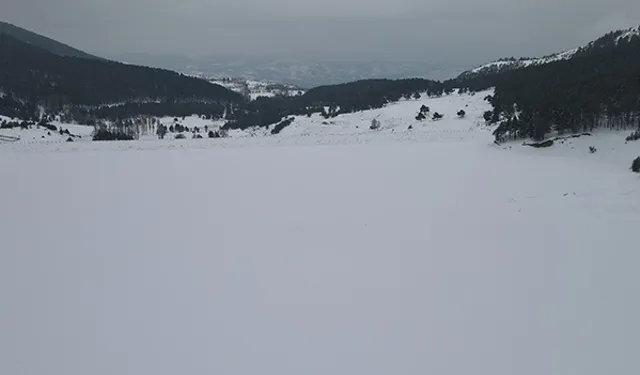 Giresun’da Doğal Bir Harika: Dikmetaş Göleti Buz Tuttu