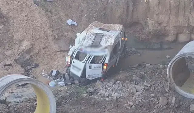 İstanbul'da Servis Minibüsü Şarampole Devrildi: 3'ü Ağır 16 Yaralı