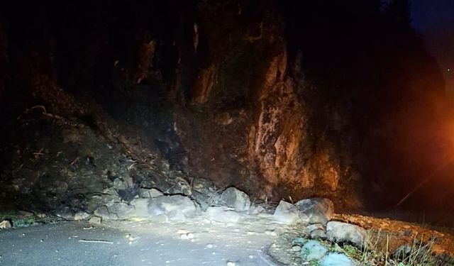 Trabzon’da Heyelan Nedeniyle İki Mahallenin Yolu Kapandı