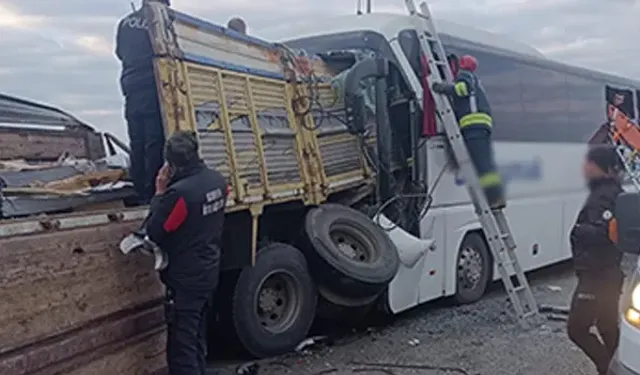 Konya’da Yolcu Otobüsü TIR ile Çarpıştı: 2 Ölü, 24 Yaralı