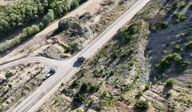 Artvin’de Korkunç Anlar! Dev Kaya Karayoluna Düştü