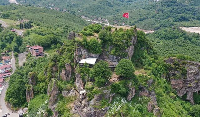 Ordu’da 2 Bin 500 Yıllık Ünye Kalesi Ziyaretçi Akınına Uğruyor