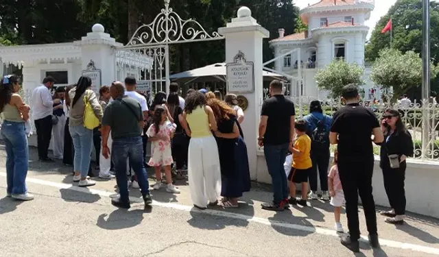 Trabzon’da Bayram Yoğunluğu: Atatürk Köşkü ve Ayasofya Camii’ne Ziyaretçi Akını