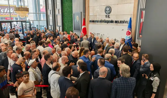 Trabzon Büyükşehir’de Bayramlaşma İzdihamı: Halk Protokolle Kucaklaştı