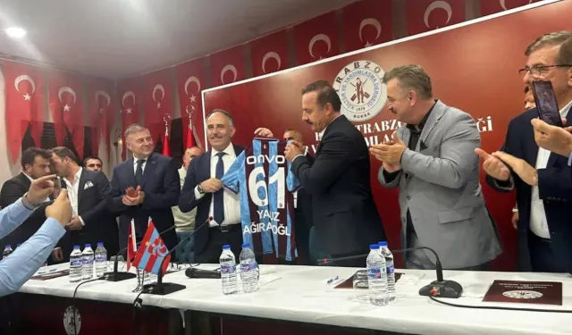 Trabzonlu Genel Başkana En Anlamlı Hediye: Bordo-Mavili Forma
