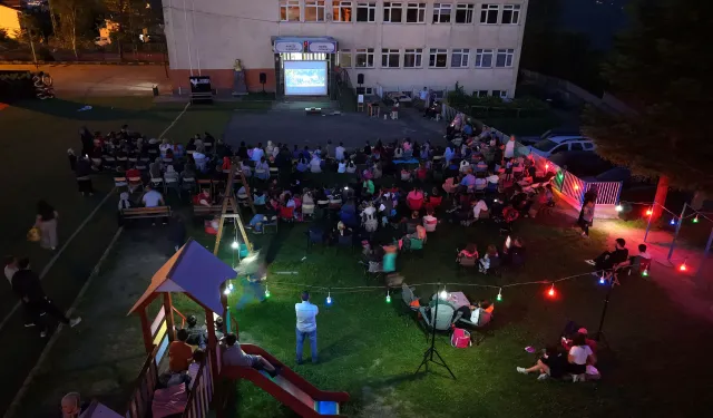Trabzon'da Köy Okulu Bahçesi Yeşilçam Açık Hava Sinemasına Dönüştü