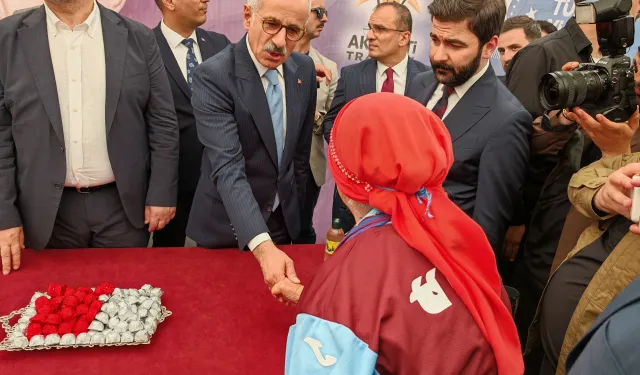 Trabzon’da Bayramlaşma Yoğunluğu: Uraloğlu Ceketi Çıkardı