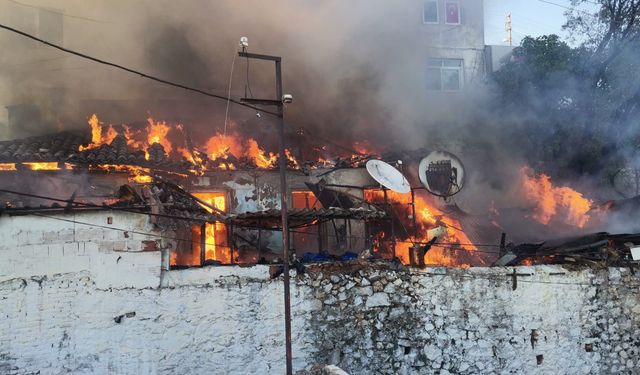 Muğla Menteşe’de Ahşap Evde Yangın: Müdahale Devam Ediyor