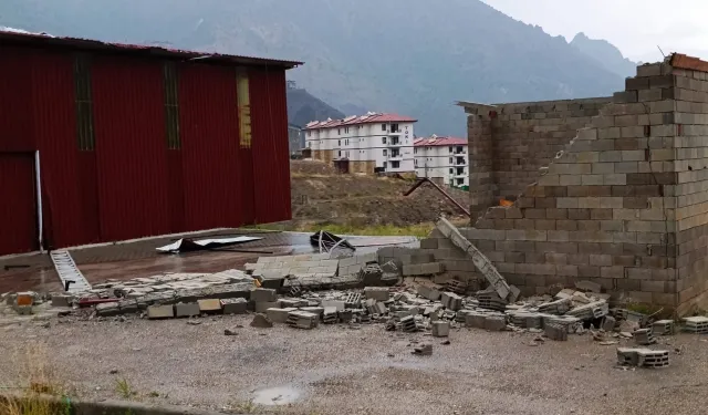 Artvin Yusufeli’nde Fırtına Felaketi: Çatılar Uçtu, Kamelyalar Sürüklendi