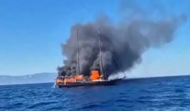 Bodrum Açıklarında Turist Teknesi Yandı, 13 Kişi Kurtarıldı