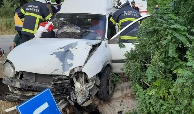 Tokat’ın Niksar İlçesinde Trafik Kazası: Hafif Ticari Araç Ağaca Çarptı, 4 Yaralı