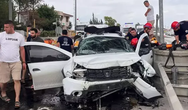 Ceyhan'da Feci Kaza: Beton Bariyere Çarpan Otomobilde 1 Ölü, 4 Yaralı