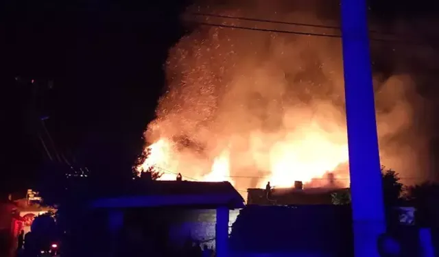 Kütahya’da Yangın: 3 Ev Kullanılamaz Hale Geldi