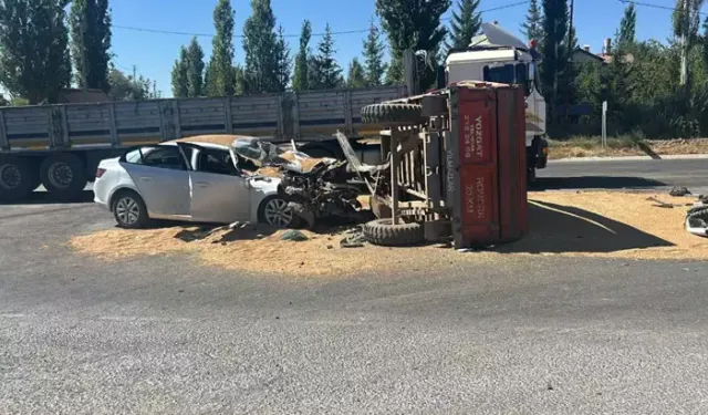 Sivas’ta Traktör ile Otomobil Çarpıştı: 3 Yaralı