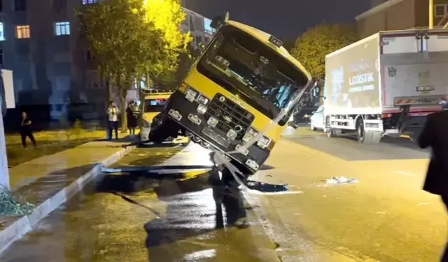Avcılar’da Çekiciden Düşen Minibüs Yola Devrildi
