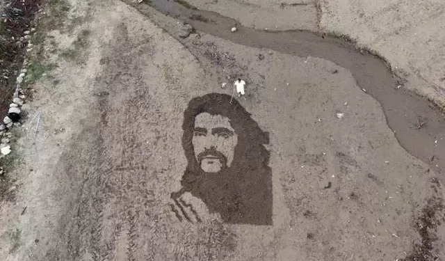 Alanya Sahilinde Barış Manço Portresi Görenleri Büyüledi