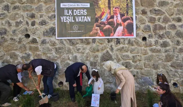 Trabzon'da Miniklerden Doğaya Büyük Dokunuş: Fidanlar Toprakla Buluştu