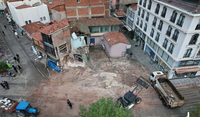 Balıkesir'de Deprem Sonrası Enkaz Kaldırıldı