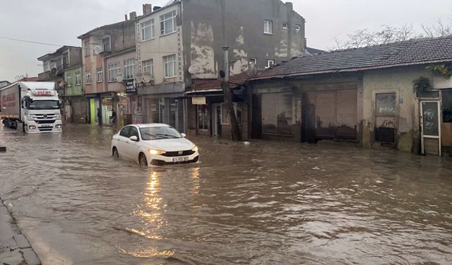 Tekirdağ Çerkezköy’de Sağanak Yağış Hayatı Felç Etti
