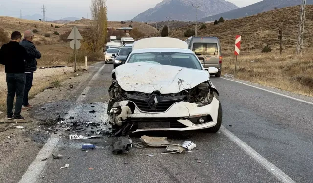 Kahramanmaraş Göksun’da İki Otomobil Çarpıştı: 4 Yaralı