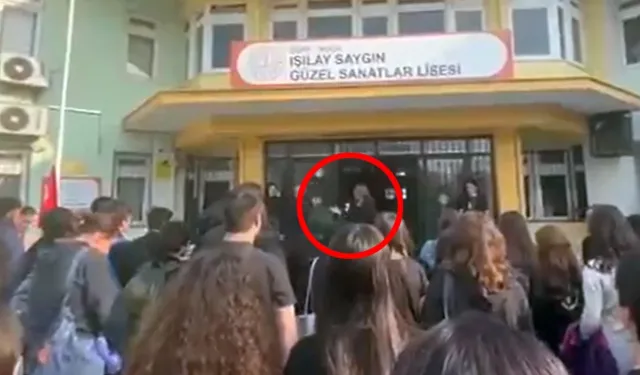 İzmir’de Lise Müdüründen Andımız’a Müdahale Girişimi