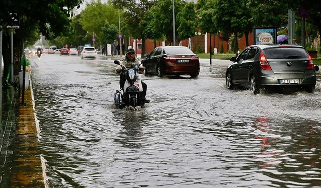 Eskişehir’de Sağanak Yağış Trafiği Olumsuz Etkiledi