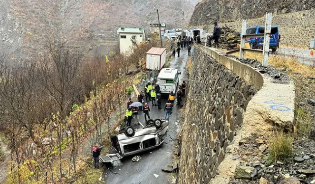 Artvin’de Kamyonet Devrildi: Üç Kişi Yaşamını Yitirdi