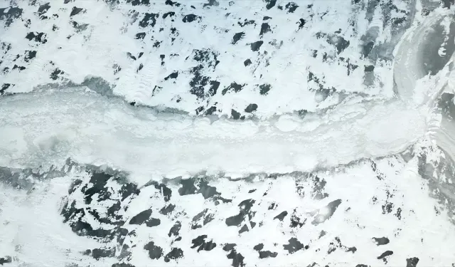 Derecek Barajı Buz Tuttu, Doğayla Büyüleyici Görüntü Oluştu