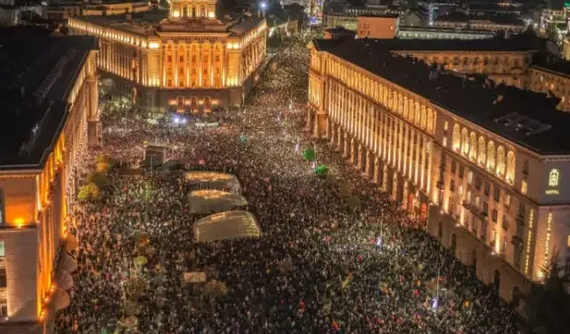 Bulgaristan alev alev! On binlerce kişi sokaklara döküldü