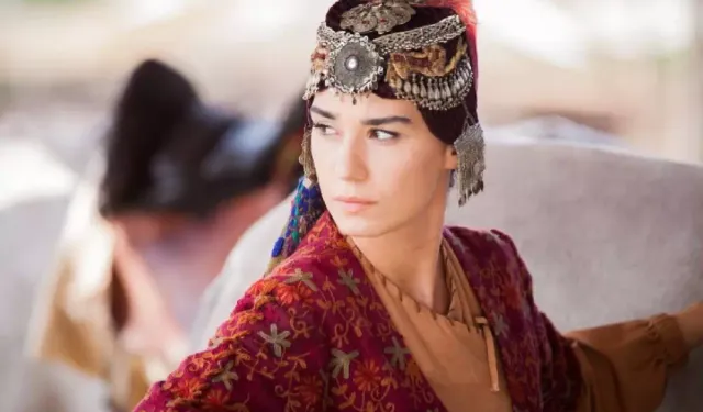 Burcu Kıratlı’nın Cesur Elbisesi Sosyal Medyayı Salladı