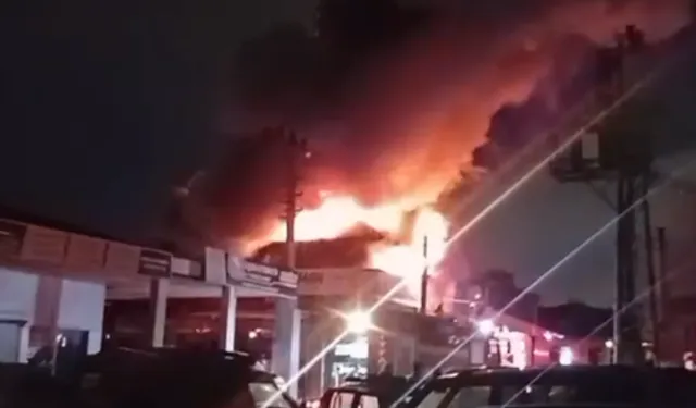 Sakarya Arifiye’de Hırdavat Dükkanı Alevlere Teslim Oldu