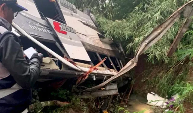 Endonezya’da Otobüs Kazası: 16 Ölü