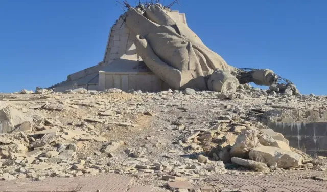 Suriye’de Yıkılan Hafız Esad Heykeli Hâlâ Ayakta Değil