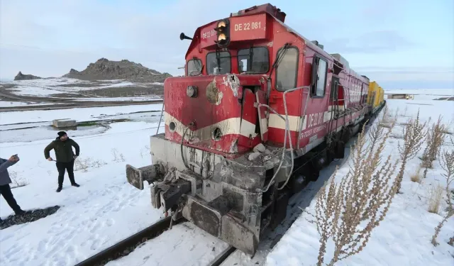 Kars’ta Yük Treni Kamyona Çarptı: Sürücü Hayatını Kaybetti