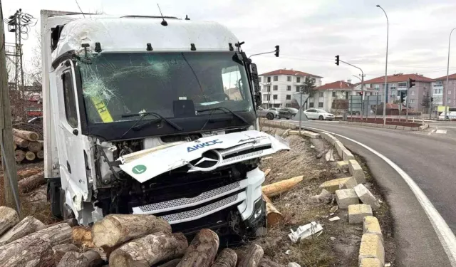 Afyonkarahisar'da Tır Kereste Deposuna Girdi: 1 Yaralı