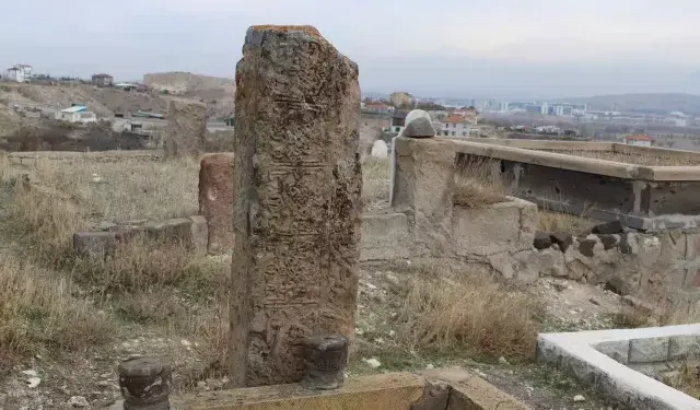 Kayseri’de Mezarlıkta Bulunan Gizemli Taşlar Merak Uyandırdı