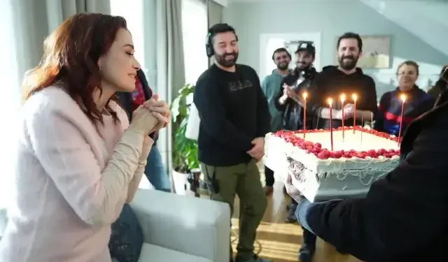 Özgü Namal Sete Gelen Sürprizle Yeni Yaşını Kutladı