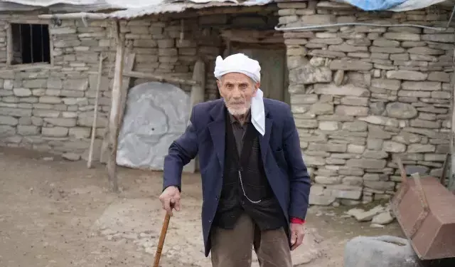 Rüstem Dede 50 Yıldır Sadece Çay ve Gofretle Yaşıyor