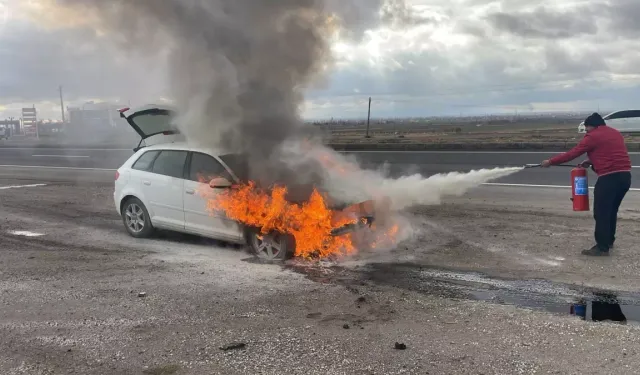 Aksaray’da Seyir Halindeki Otomobil Alev Alev Yandı