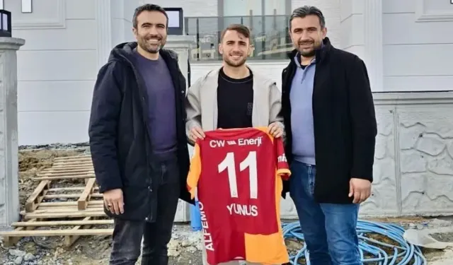Yunus Akgün Yeni Villasıyla Ve Formasıyla Poz Verdi