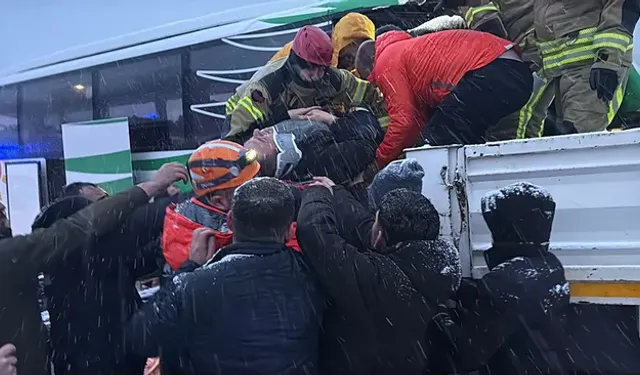 Tokat’ta Karlı Yolda Otobüs Tıra Çarptı