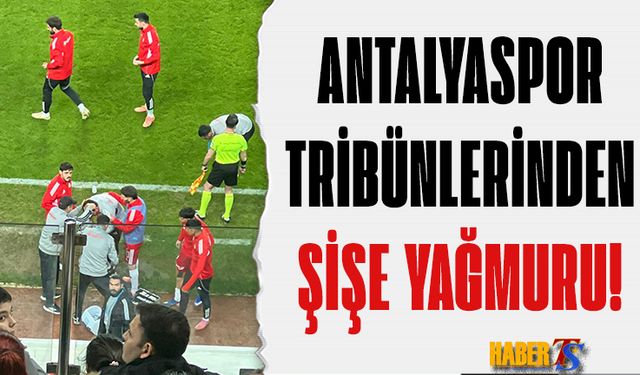 Antalyaspor Tribünlerinden Sahaya Şişe Yağmuru