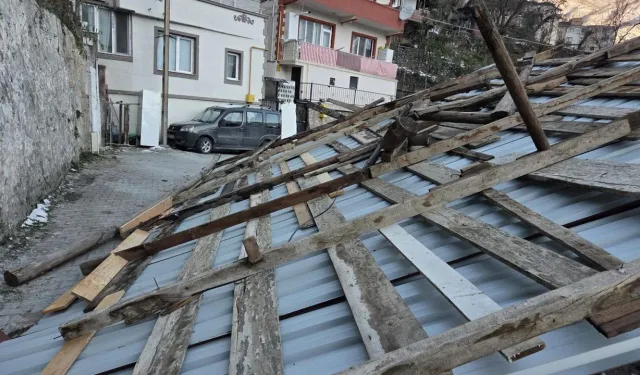 Fırtına Çatıyı Uçurdu, Otomobil Zarar Gördü