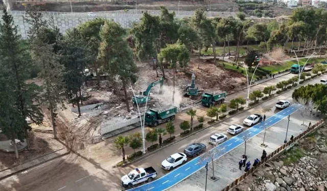 Adana’da Menderes Bulvarı’nda Kaçak Yapılar Yıkılıyor