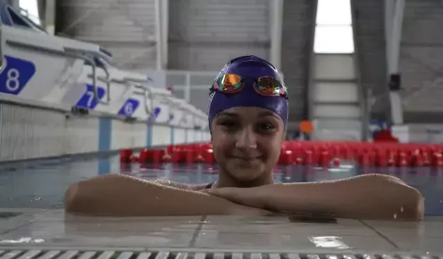 Depremde İki Bacağını Kaybetti Hayata Yüzmeyle Tutundu