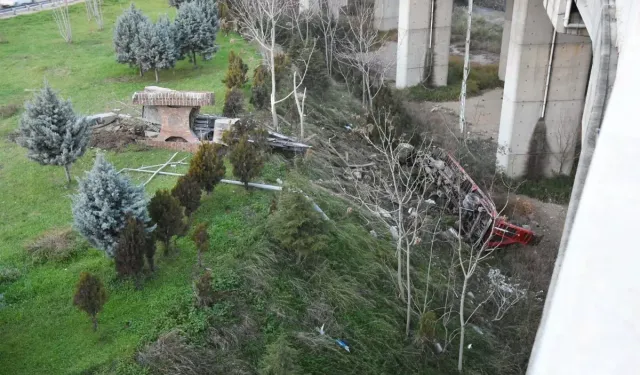 İzmir’de Freni Boşalan TIR Viyadükten Düştü: 3 Yaralı