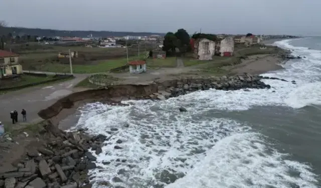 Karasu’da Kıyı Erozyonu Alarmı: Deniz 50 Metre İlerledi