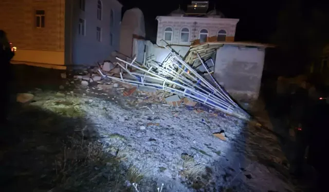 Selendi’de Fırtına Nedeniyle Cami Minaresi Devrildi