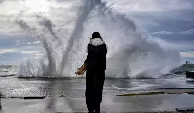 İstanbul’da Lodos Alarmı: Dev Dalgalar Sahili Aştı